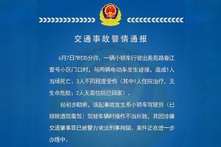 ?感慨万千！库里昨日采访前 静静看着库追汤巨幅海报 久久伫立